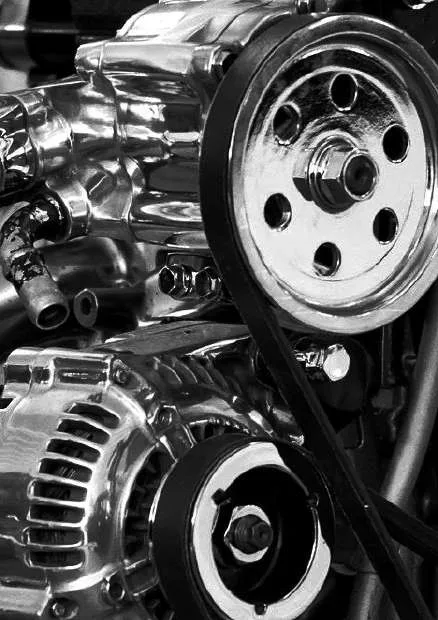 Frente de un motor con la correa de accesorios, poleas y alternador